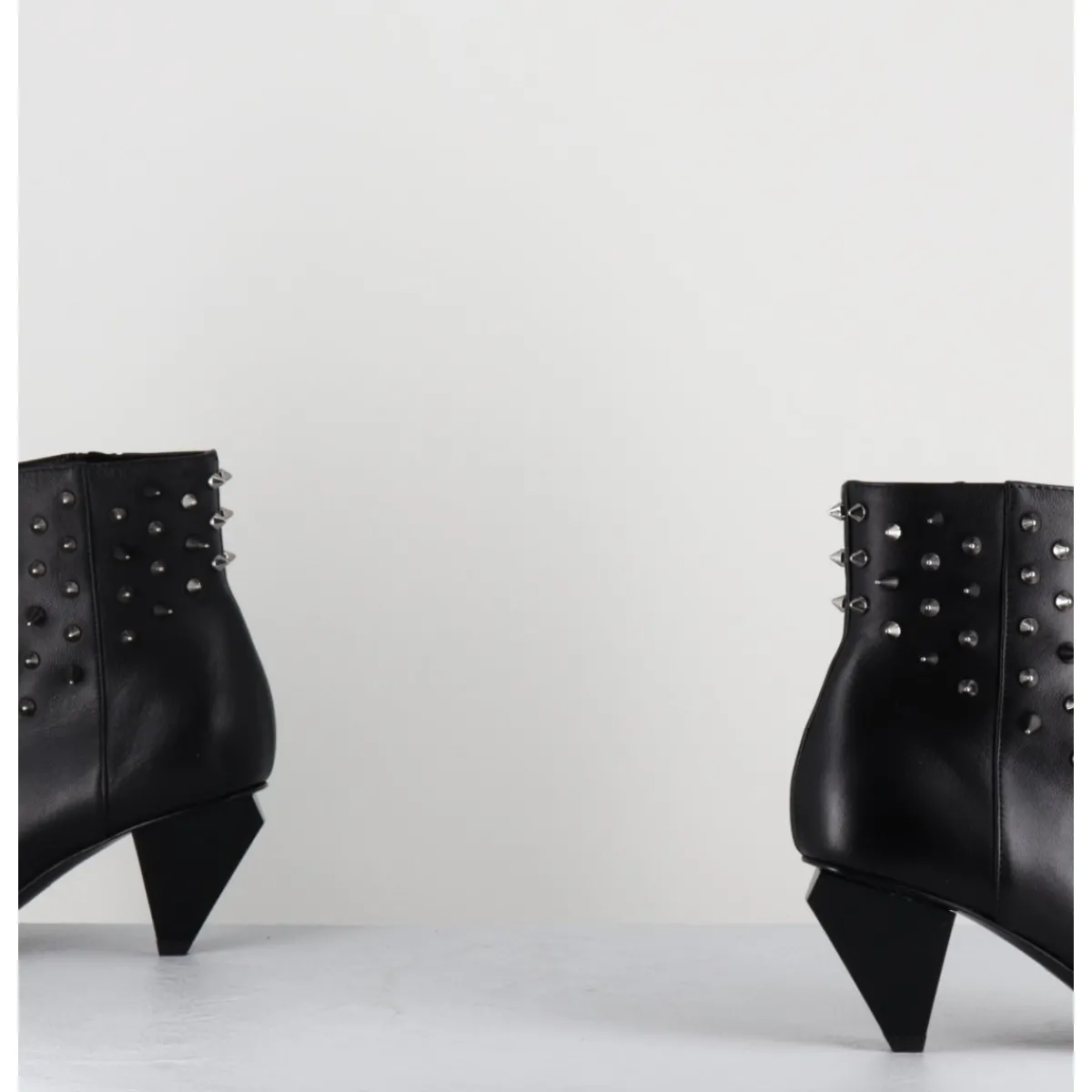 Outlet AGL Boots bout pointu en cuir à clous - KNIFE STUDS NERO NOIR