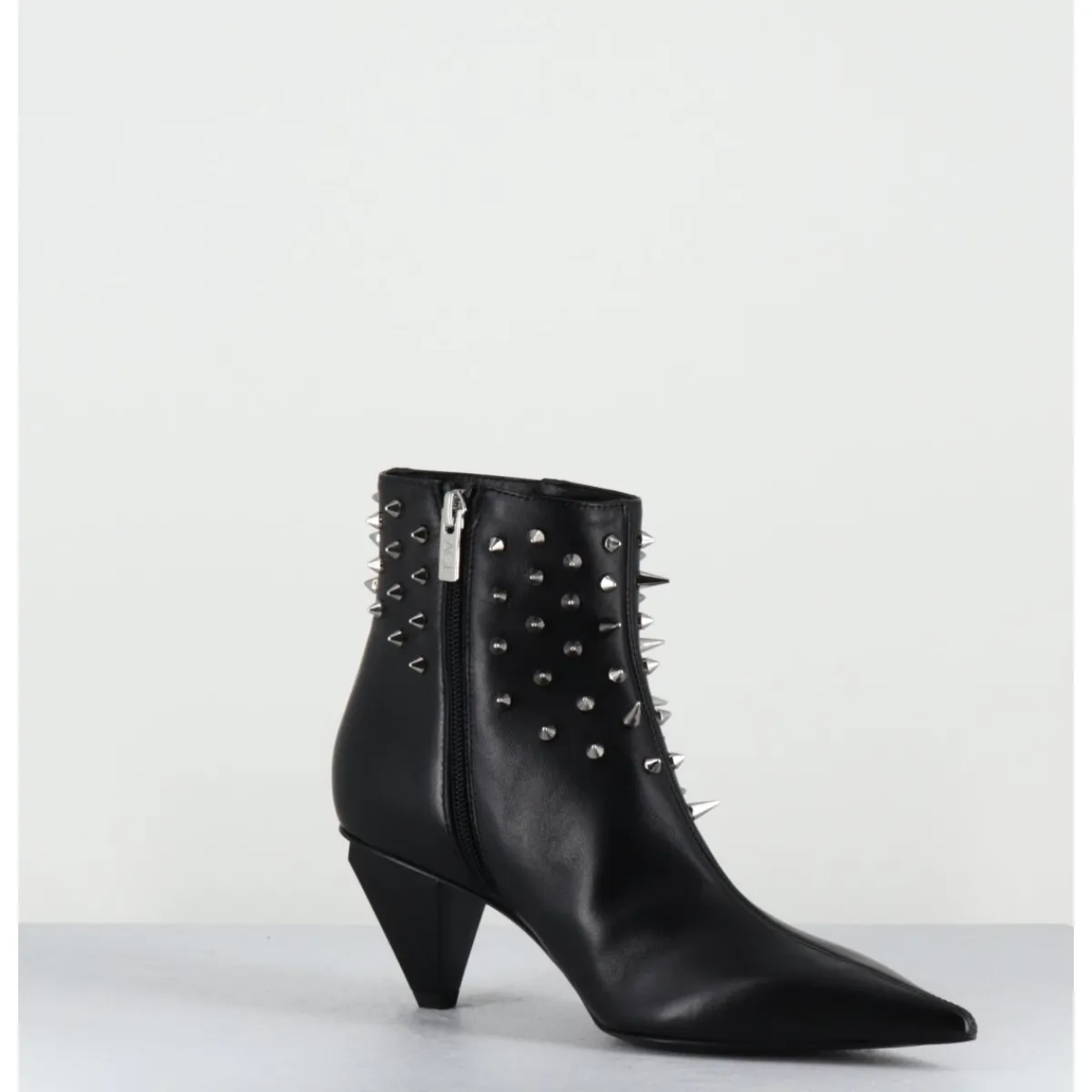 Outlet AGL Boots bout pointu en cuir à clous - KNIFE STUDS NERO NOIR