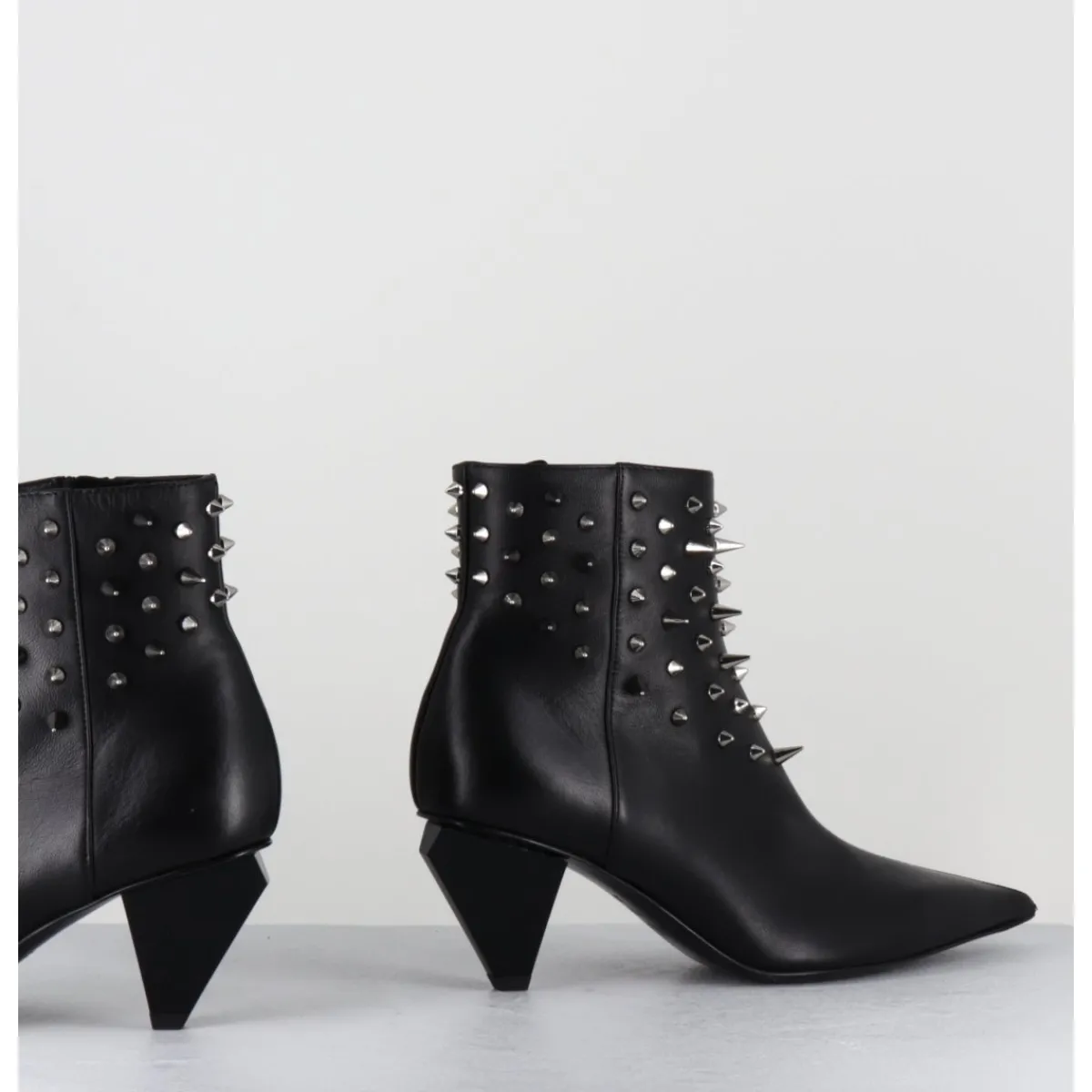 Outlet AGL Boots bout pointu en cuir à clous - KNIFE STUDS NERO NOIR