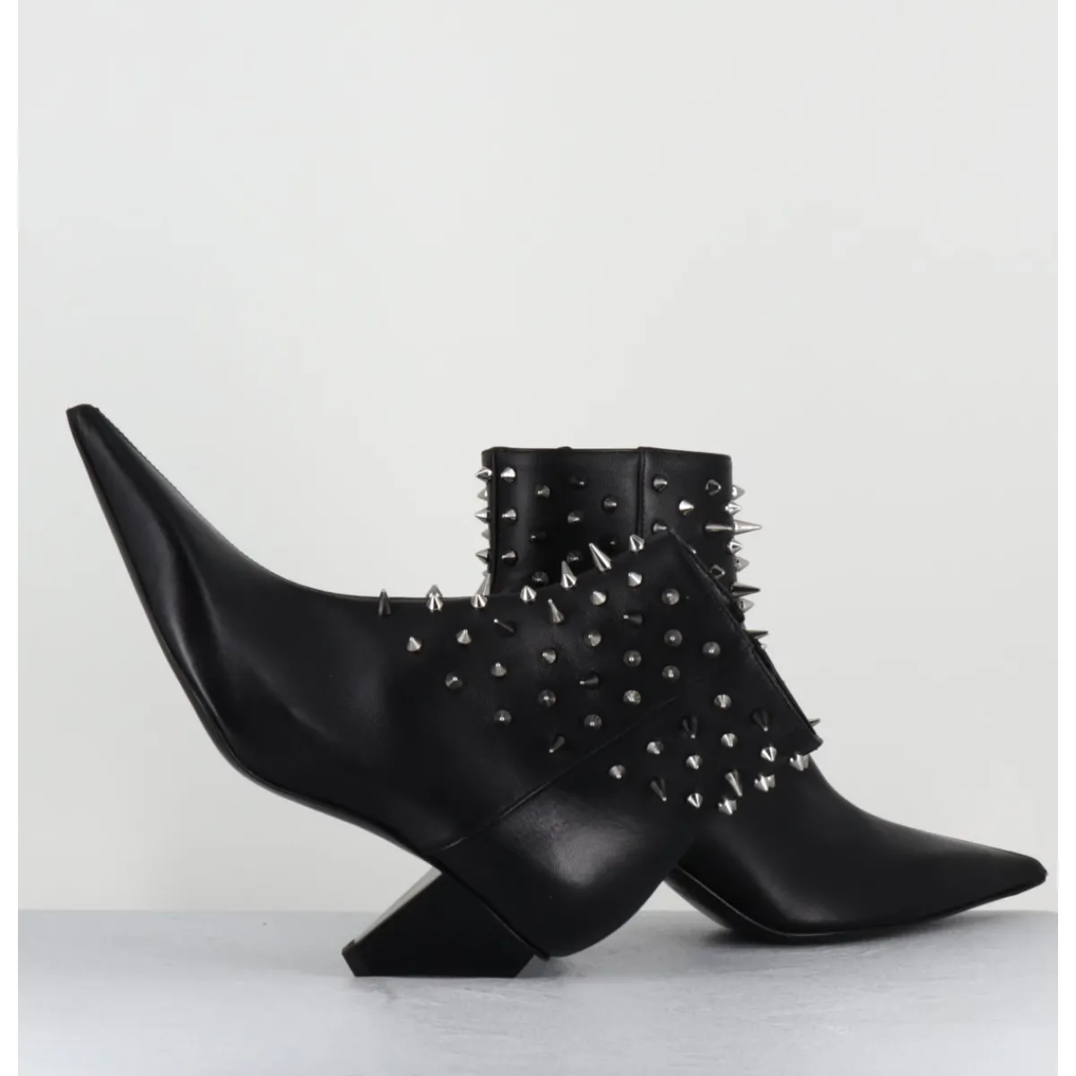 Outlet AGL Boots bout pointu en cuir à clous - KNIFE STUDS NERO NOIR