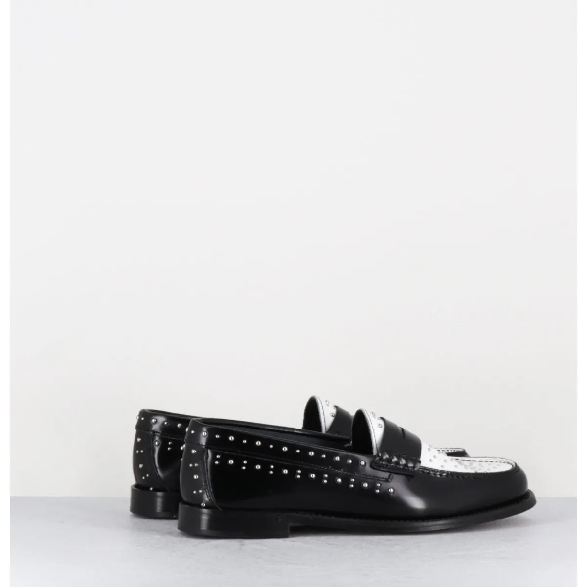 GARRICE LAB Mocassins bi-colores noir & blanc cloutés - ILAY ABRA NERO BIANCO NOIR&BLANC