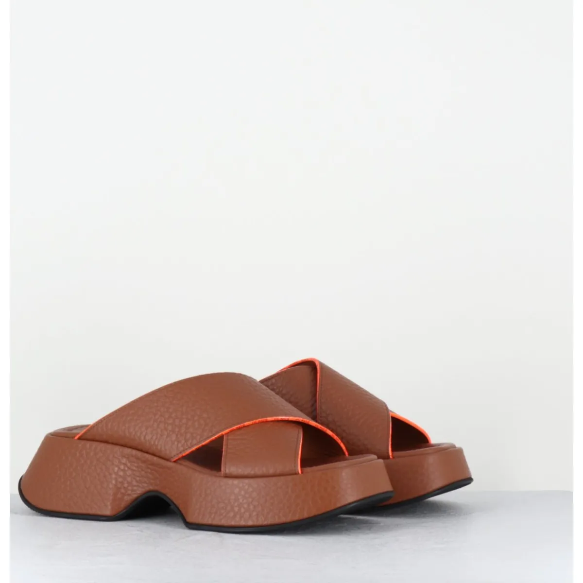 Online VIC MATIE Mules à plateforme en cuir grainé & bordures orangées - 1E1516D QUINTINO TOBACCO CAMEL