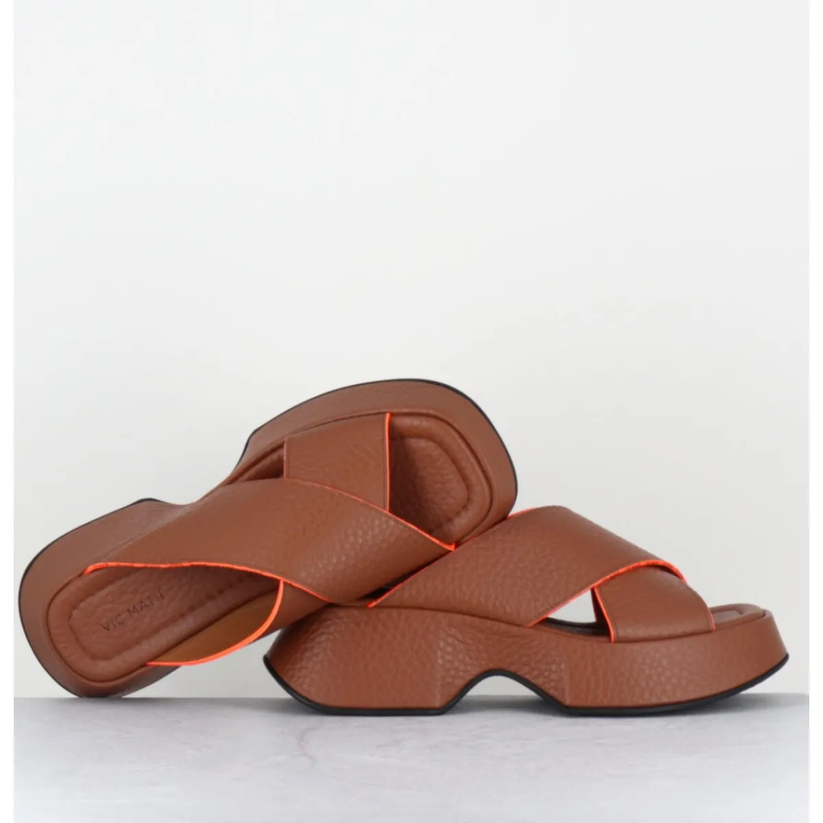 Online VIC MATIE Mules à plateforme en cuir grainé & bordures orangées - 1E1516D QUINTINO TOBACCO CAMEL