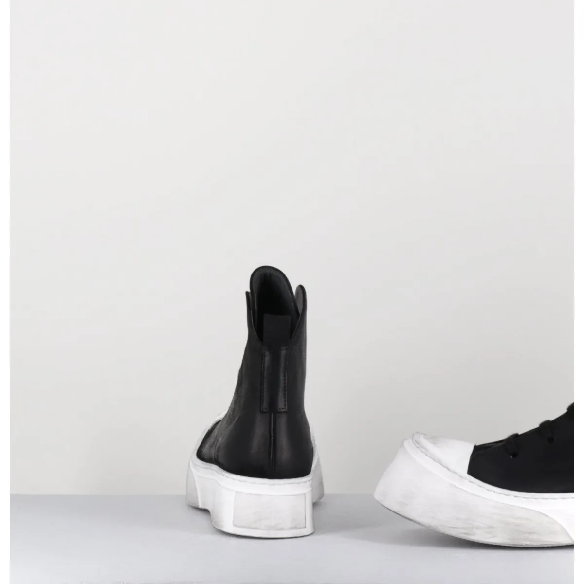 Best LOFINA Sneakers en cuir huilé & semelle blanc déstructurée - 3543 GAS NERO NOIR