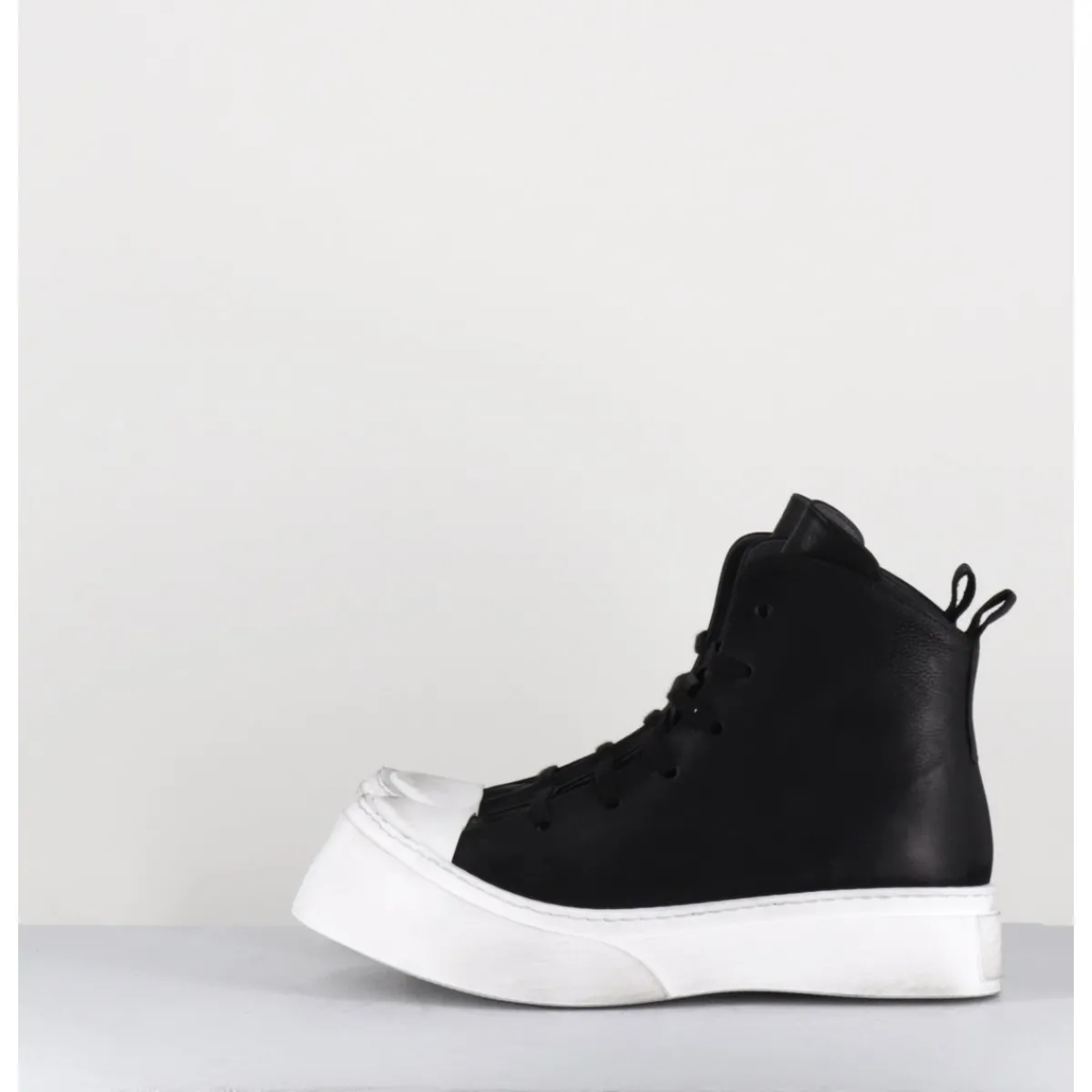 Best LOFINA Sneakers en cuir huilé & semelle blanc déstructurée - 3543 GAS NERO NOIR